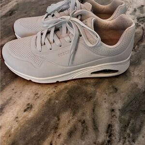 $80 New Sketchers memory foam air cooled wide feet sneakers size 8